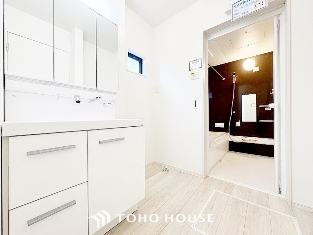 お家の中でも特にプライベートスペースとなる洗面所は、洗濯場所と浴室を同じ空間でまとめております。