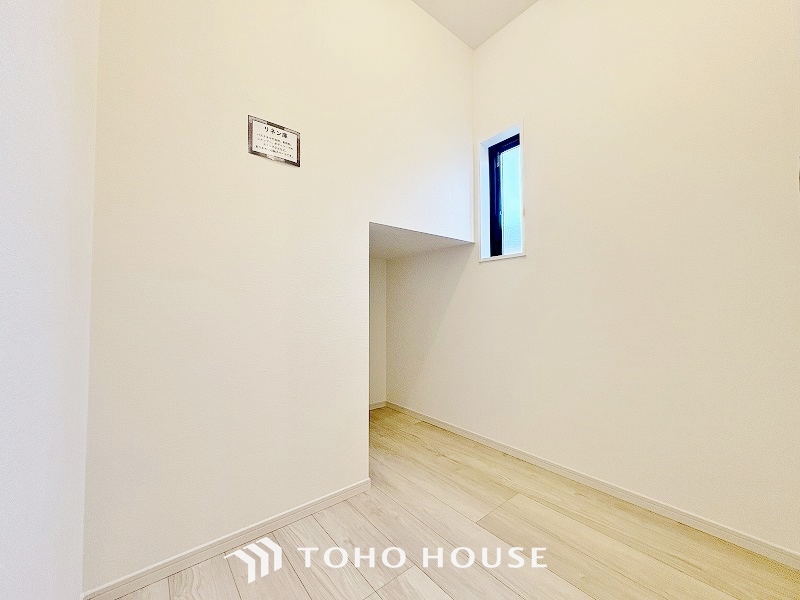 タオル・シーツ類を収納するスペース。洗面台に付置する収納スペースではなく、単独のスペースとして設置。