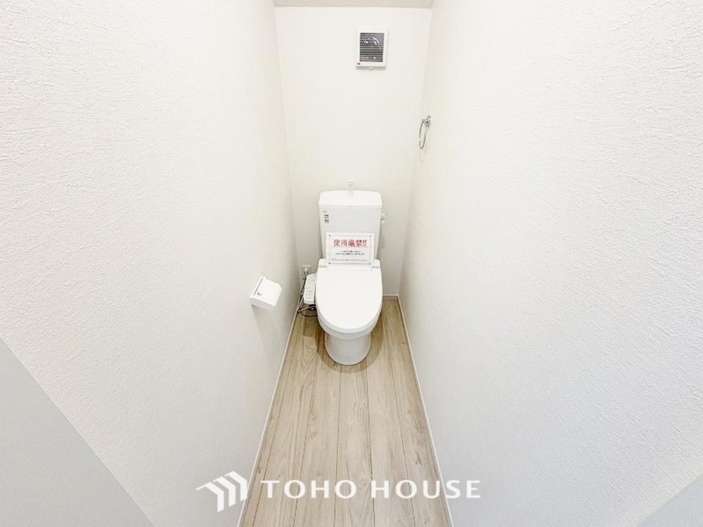 十分な広さと清潔感のあるカラーで纏まったおトイレ。時間に余裕とゆとりを持たせます。