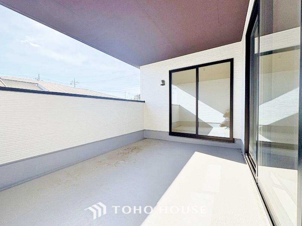 頬をなでる優しい風を感じることが出来るバルコニー。つい深呼吸をしたくなる気持ちの良い眺望です。