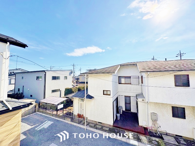 暖かい陽ざしが差込むバルコニーは、晴れた日には、洗濯物が良く乾きます。また、風通しも良好です。