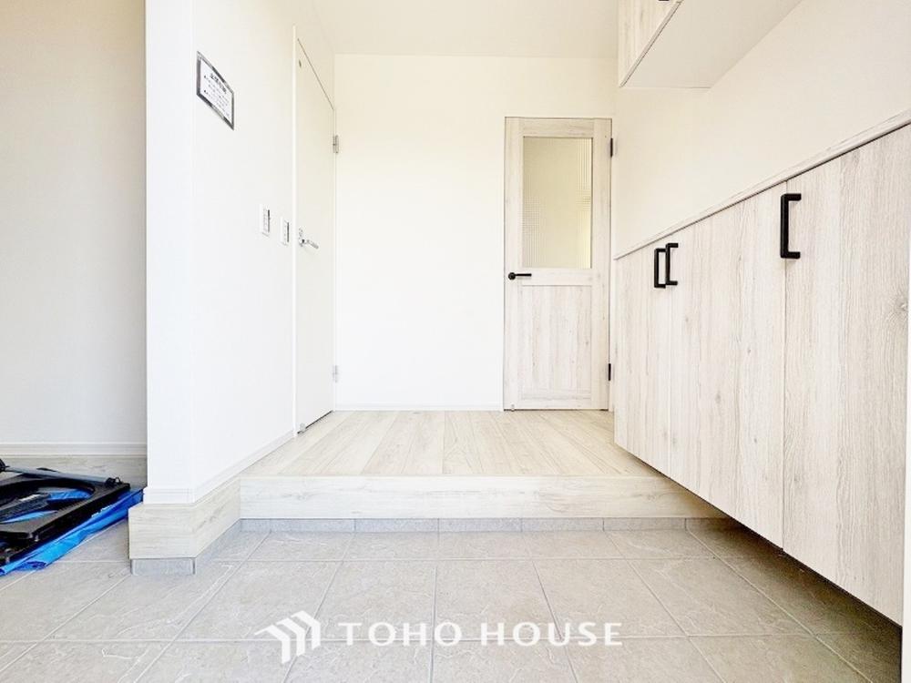 玄関そばの廊下収納。日用品のストックや防災グッズを置いたりと、何かと便利に使えます。