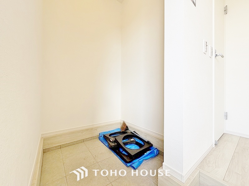 土足のまま入れるので、ゴルフバックなどがそのまま収納可能。散らかりがちな玄関をすっきりと保てます。