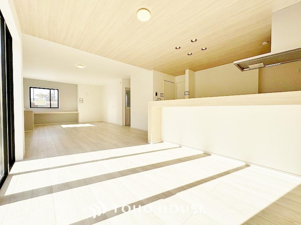 忙しい朝でも、しっかり家族が揃って食事をして頂けるゆとりある大きさのダイニングスペース。