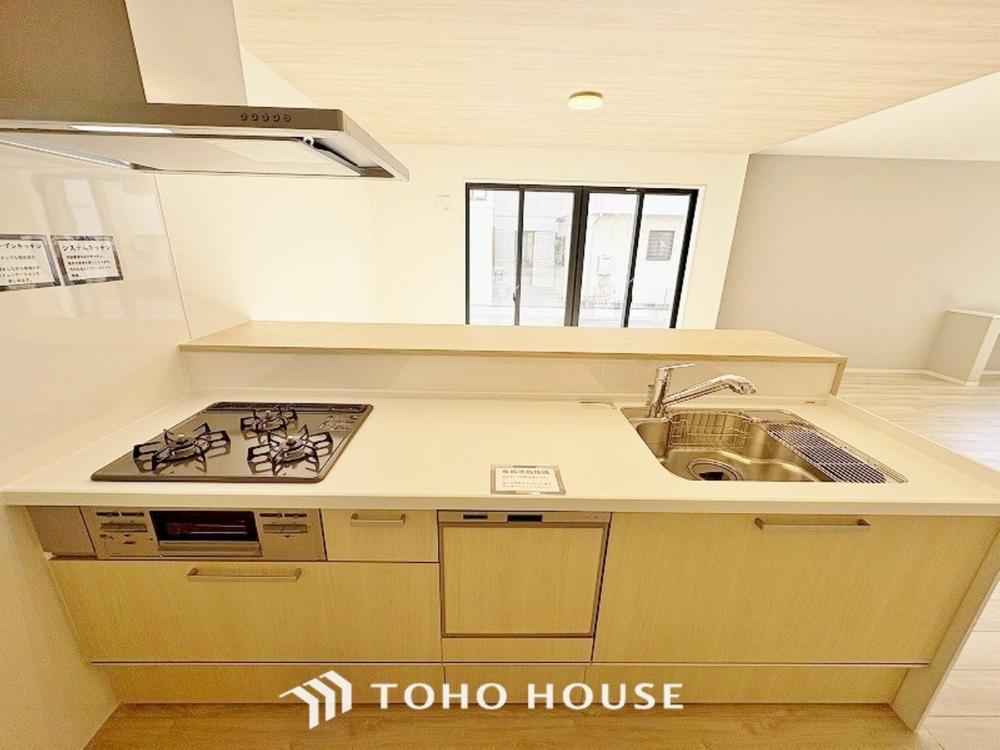 キッチンは、リビングで寛ぐ家族や小さなお子様を見守りながら料理が出来る対面式の温もり設計。