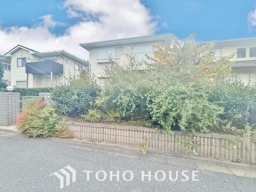 街並みの風景に包み込まれながら、瀟洒な印象も湛えて佇みます。