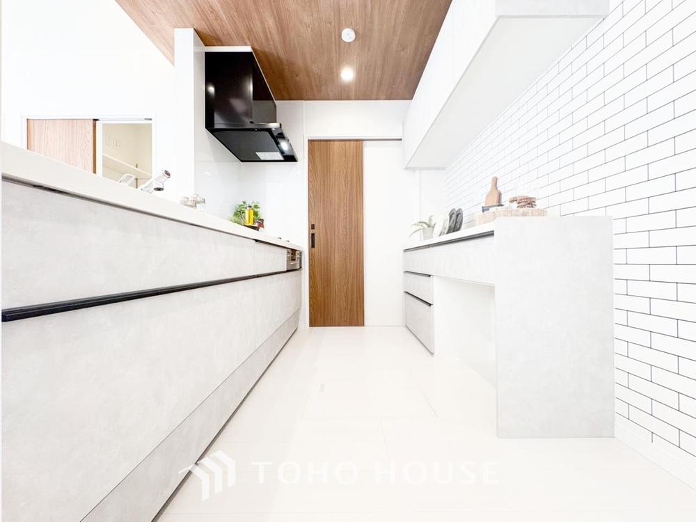 広々キッチンを採用。みんなで作った料理を召し上がりながらの会話は、どのような物になるのでしょうか。