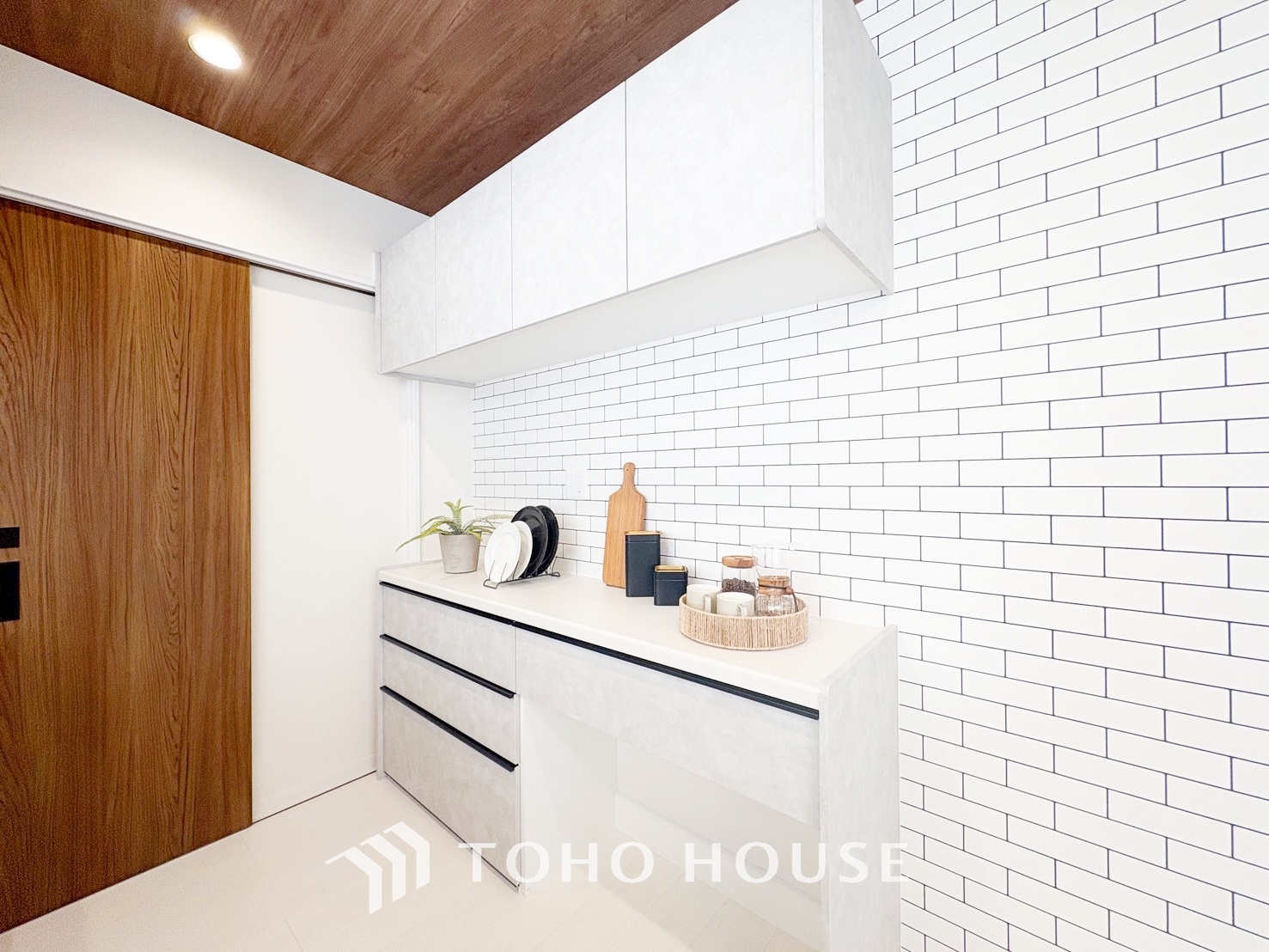 お皿やカップといった食器を収納することができるカップボードを完備しております。