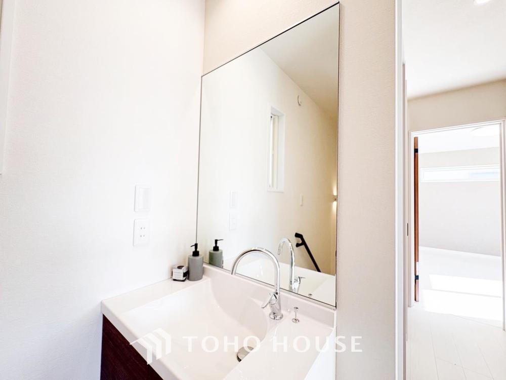 手で洗いたい大切な服など、広く使えると助かる洗面台は汚れの付きにくい形状と素材で造られております。