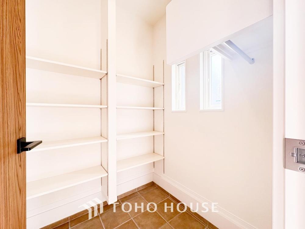 土足のまま入れるので、ゴルフバックなどがそのまま収納可能。散らかりがちな玄関をすっきりと保てます。