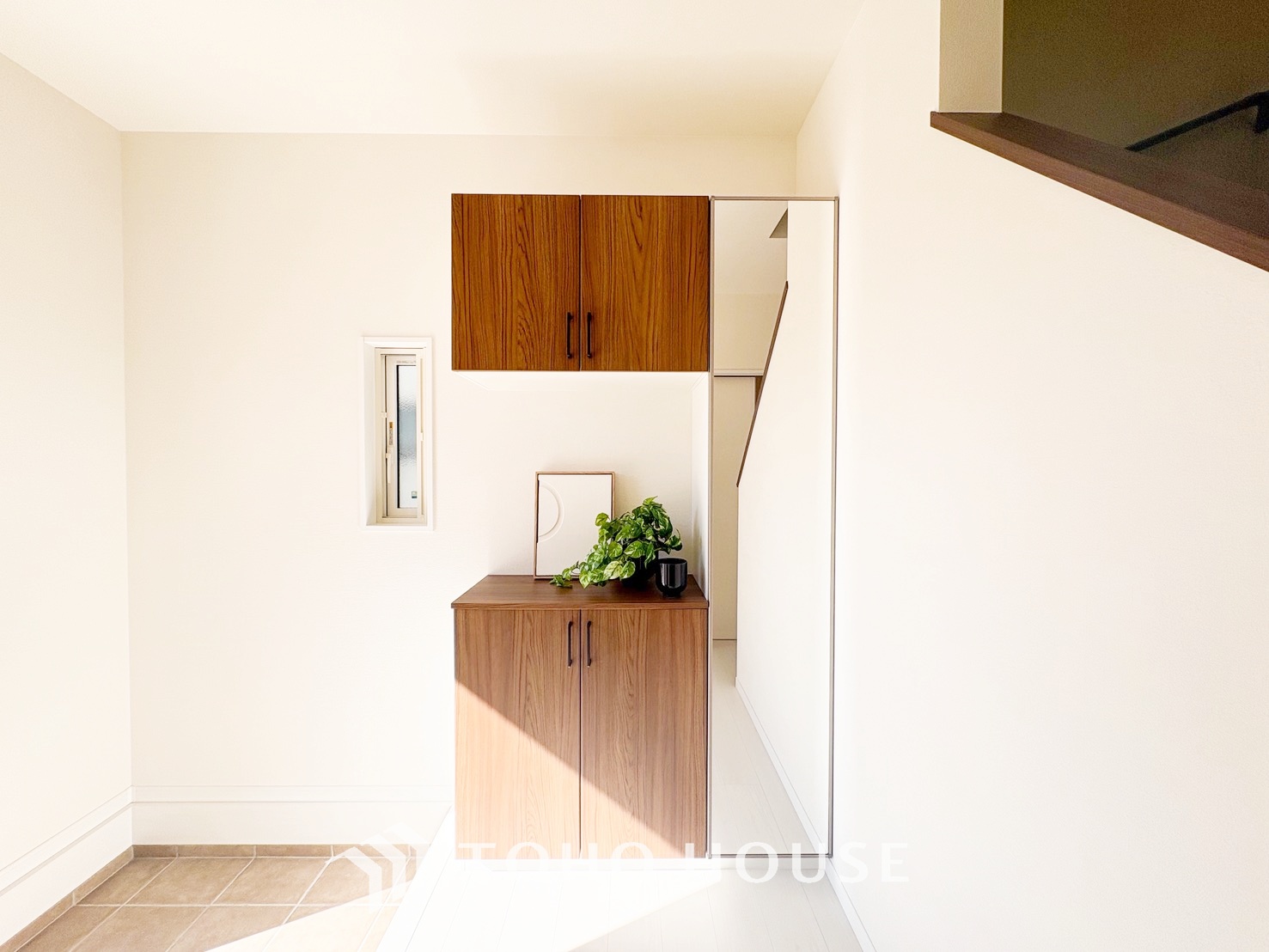 人を迎え入れる最初の場所だからこそ、清潔感がある空間にして頂ける様シューズボックスを設置しました。