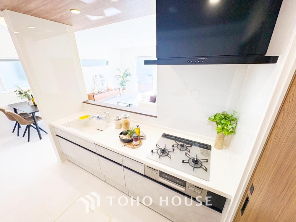 キッチンは、リビングで寛ぐ家族や小さなお子様を見守りながら料理が出来る対面式の温もり設計。