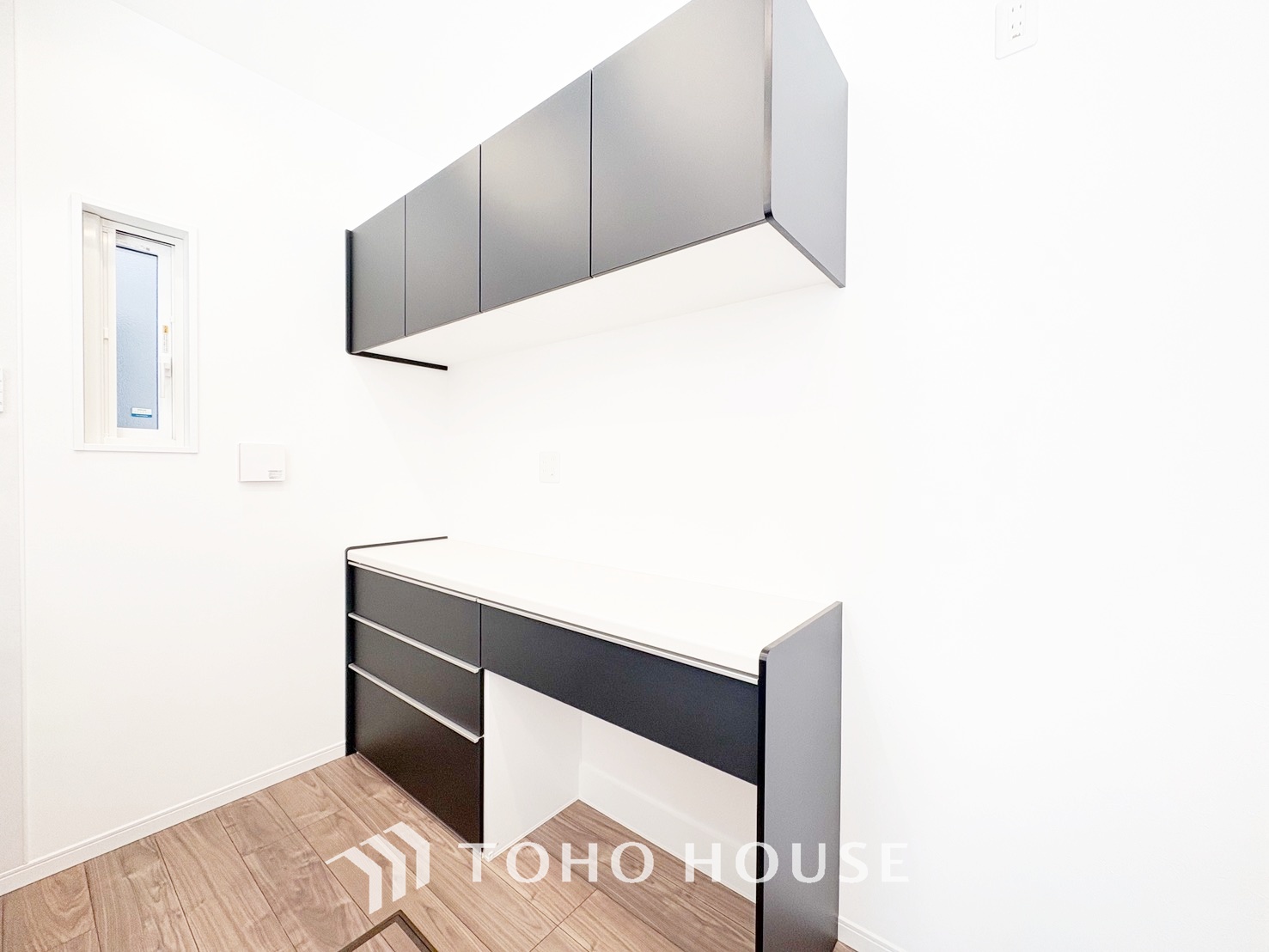 お皿やカップといった食器を収納することができるカップボードを完備しております。