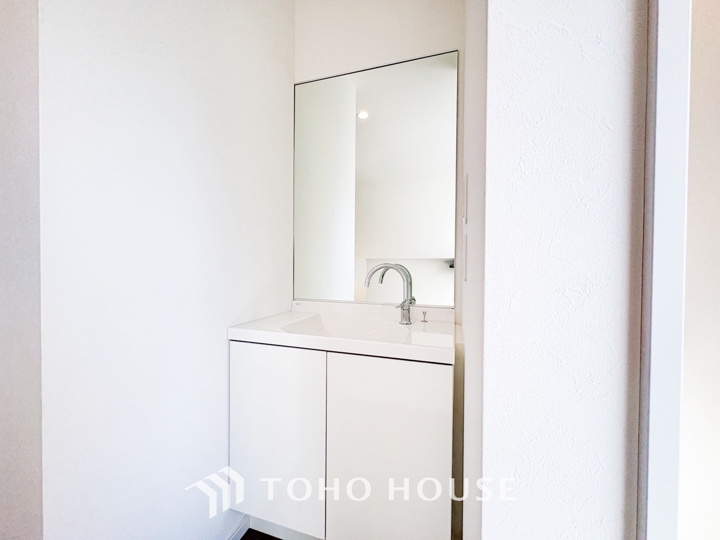 手で洗いたい大切な服など、広く使えると助かる洗面台は汚れの付きにくい形状と素材で造られております。