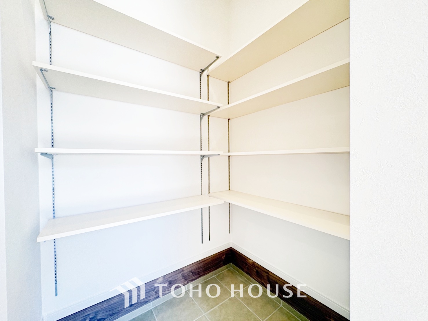 土足のまま入れるので、ゴルフバックなどがそのまま収納可能。散らかりがちな玄関をすっきりと保てます。