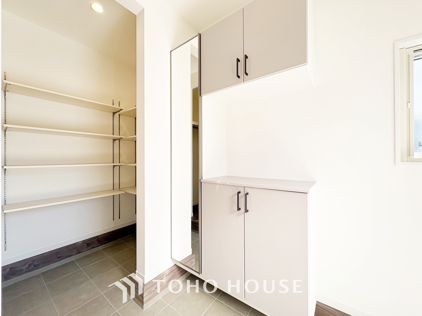 人を迎え入れる最初の場所だからこそ、清潔感がある空間にして頂ける様シューズボックスを設置しました。