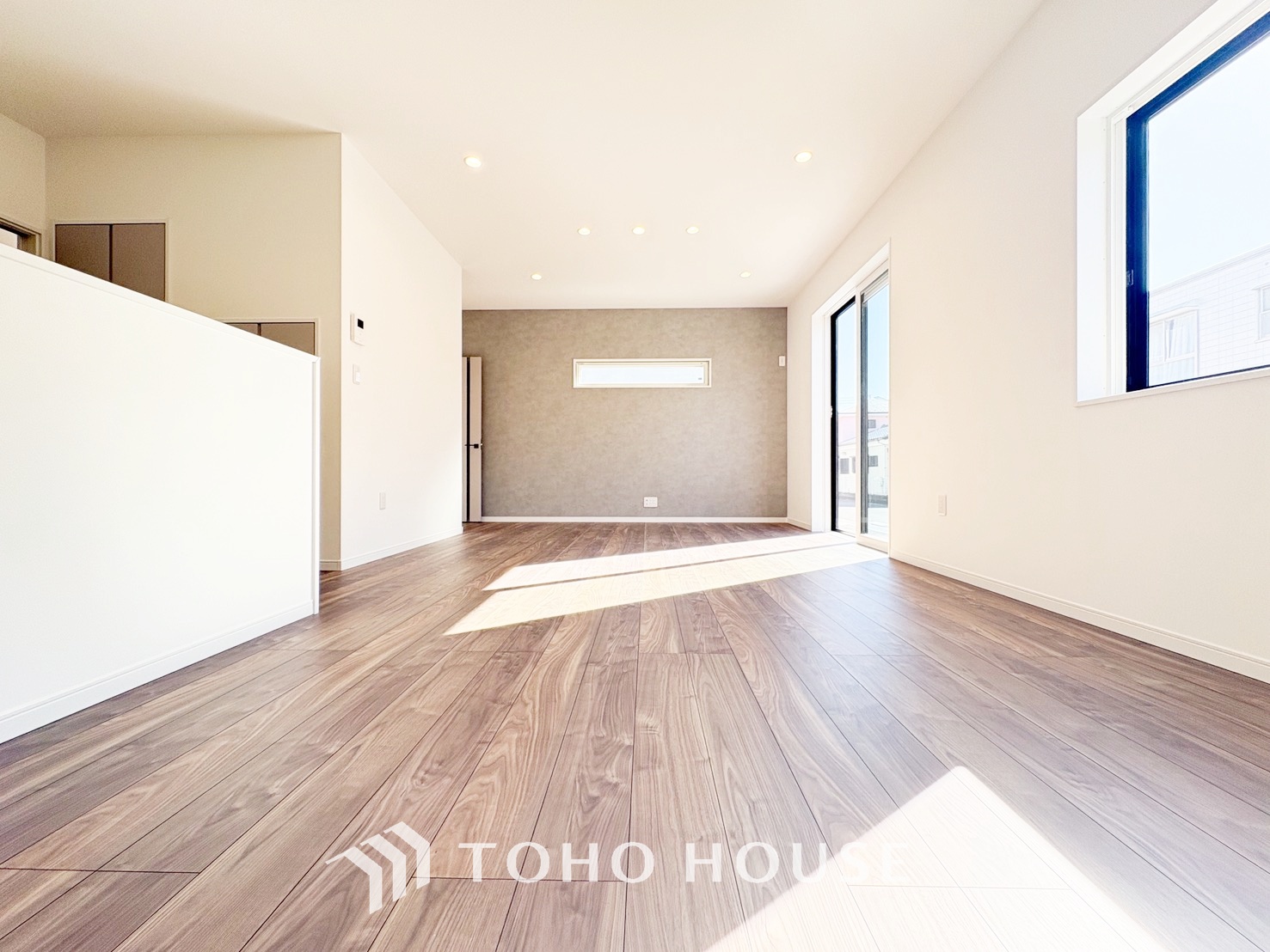 忙しい朝でも、しっかり家族が揃って食事をして頂けるゆとりある大きさのダイニングスペース。