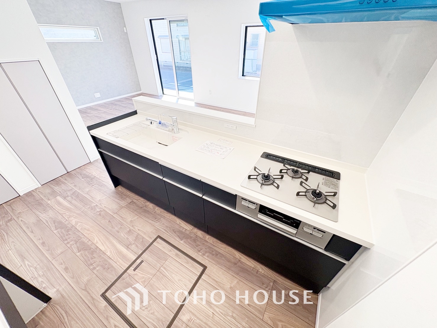 キッチンは、リビングで寛ぐ家族や小さなお子様を見守りながら料理が出来る対面式の温もり設計。