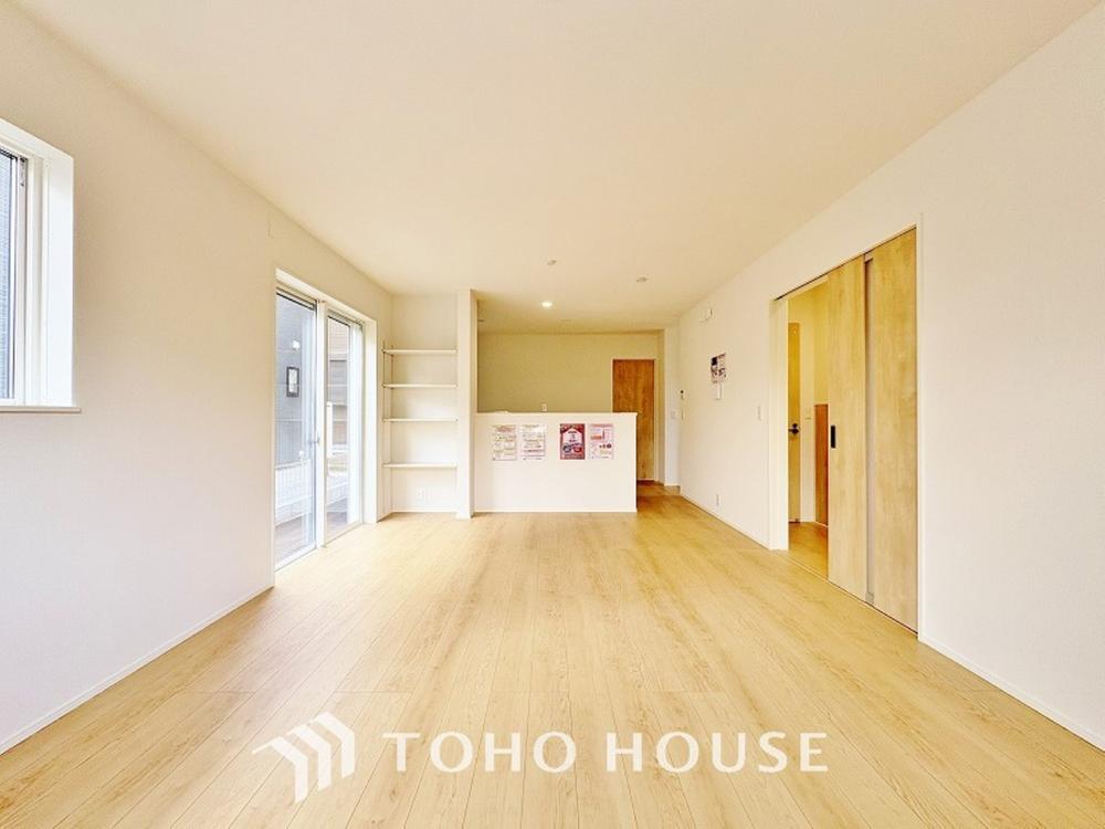 生活動線が確保されたリビングには陽光が降り注ぎ、自然とみんなが集まる空間へと仕上がっております。