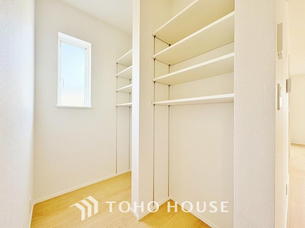 パントリーは食品庫として使われるほか、災害時の非常食の置き場所としても非常に便利です！