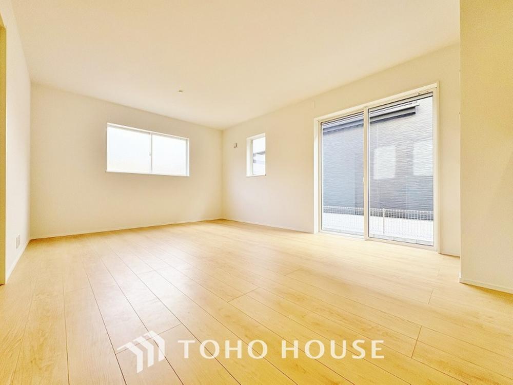 ご家族の集うリビングは明るいクロスとバルコニーから入る光で会話が弾む憩いの場。