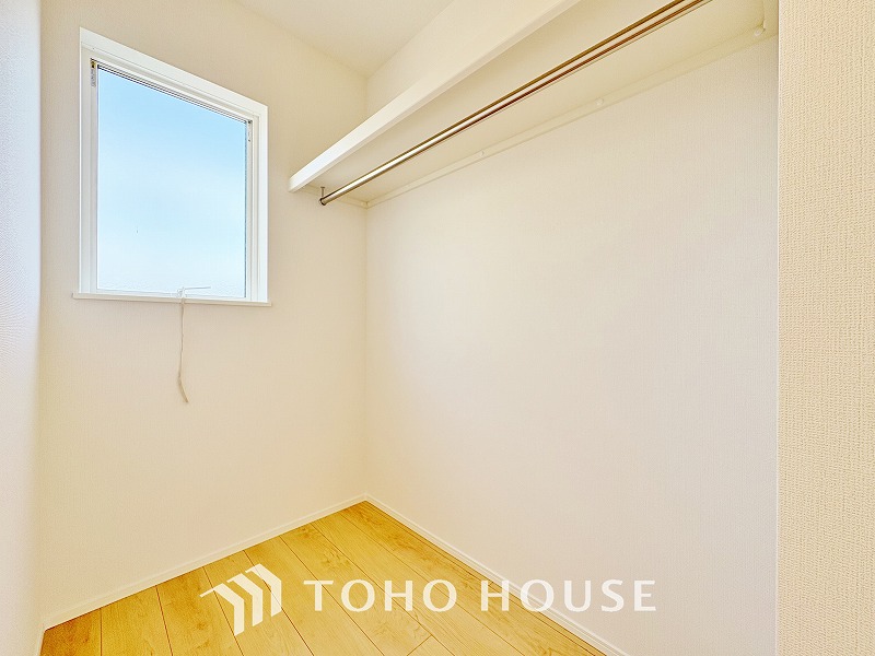 ウォークインクローゼットは洋服だけでなく、帽子や鞄などの小物もまとめて収納できるのが嬉しいですよね。