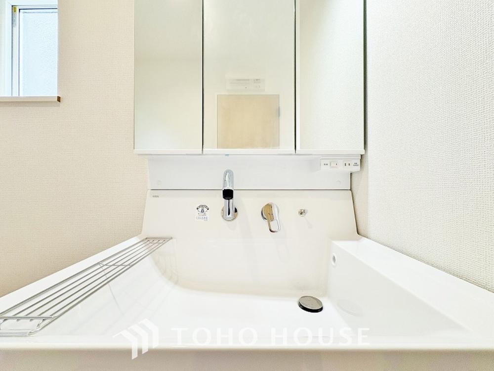 手で洗いたい大切な服など、広く使えると助かる洗面台は汚れの付きにくい形状と素材で造られております。