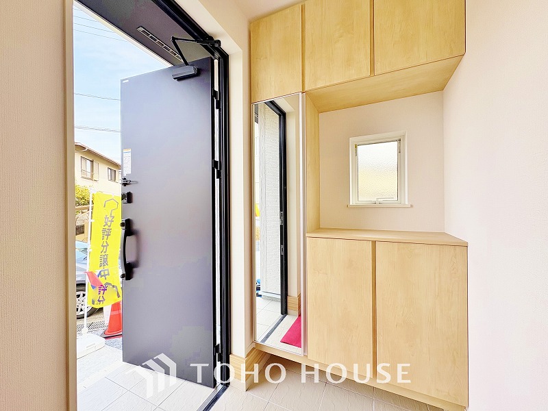 シューズボックスは限られた玄関スペースでも収納を取れる為、玄関内をすっきり片付けることができます。