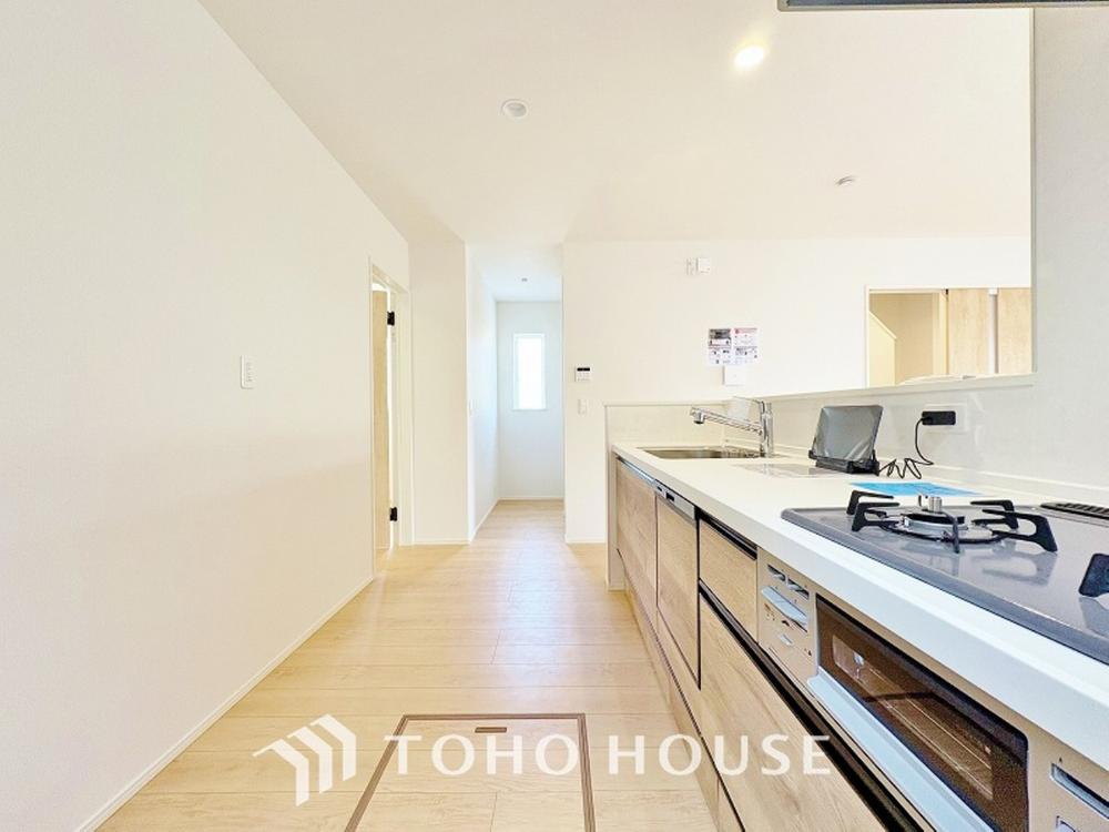 ご家族みんなで調理ができる位のスペースを実現したキッチン空間となっております。