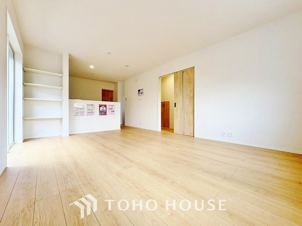 忙しい朝でも、しっかり家族が揃って食事をして頂けるゆとりある大きさのダイニングスペース。