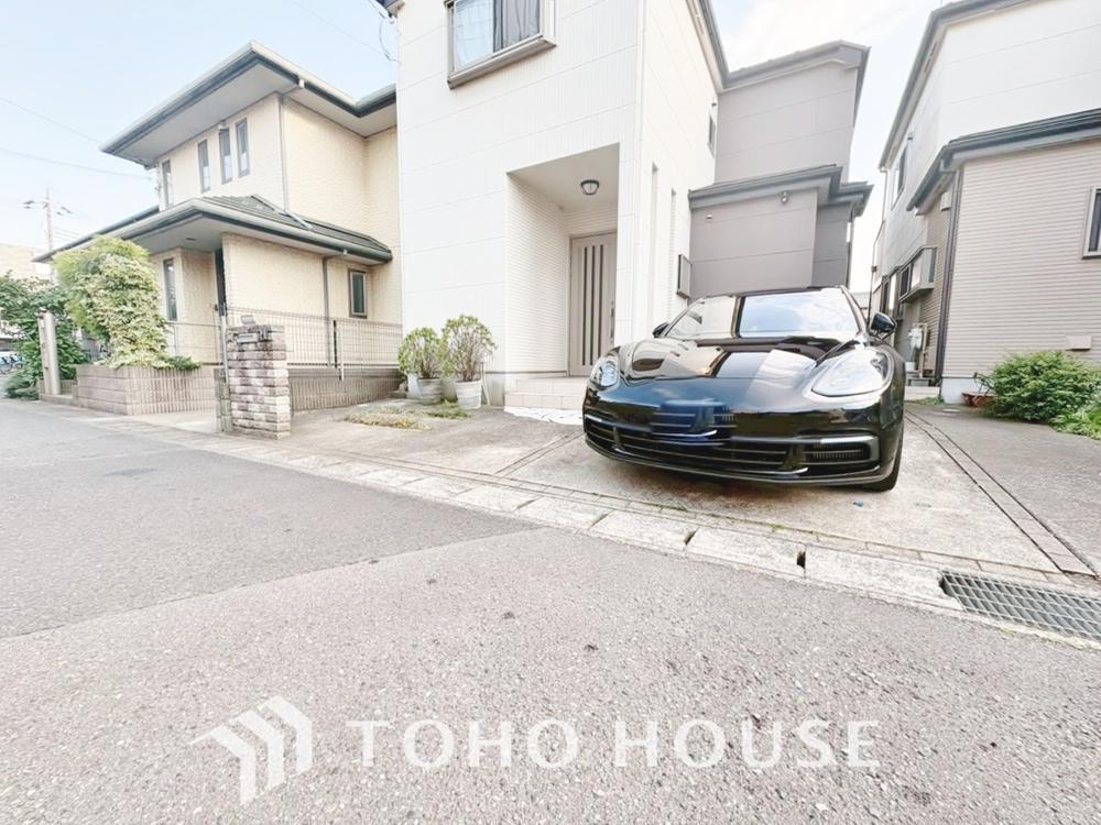 近隣の駐車場まで歩く必要がありません。 子どもや高齢者がいる世帯では駐車場から自宅までの距離が短い方が便利かつ、お荷物を運ぶ際にも距離が短い事で気軽に買い物を楽しめます。