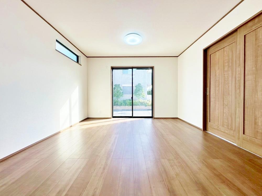 空気感という居心地の良いＢＧＭは、暮らしのステージを彩り、心からのやすらぎと満足感を与えてくれます。通風と採光を考慮したリビングは地域の鼓動を感じながらお寛ぎ頂くことが可能です。