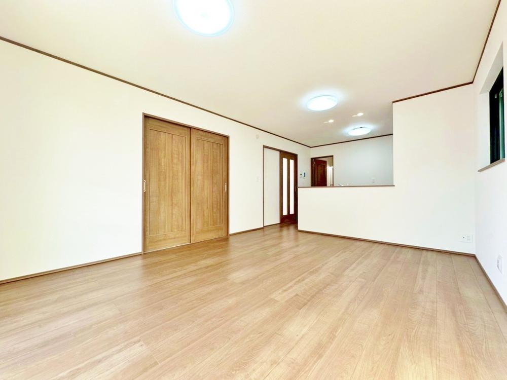 大きな窓があることによって、外との一体感が生まれ、空間をより広く見せる役目を果たしているとともに、窓から見える緑や、外の景色もデザインに取り込まれているかのようです。