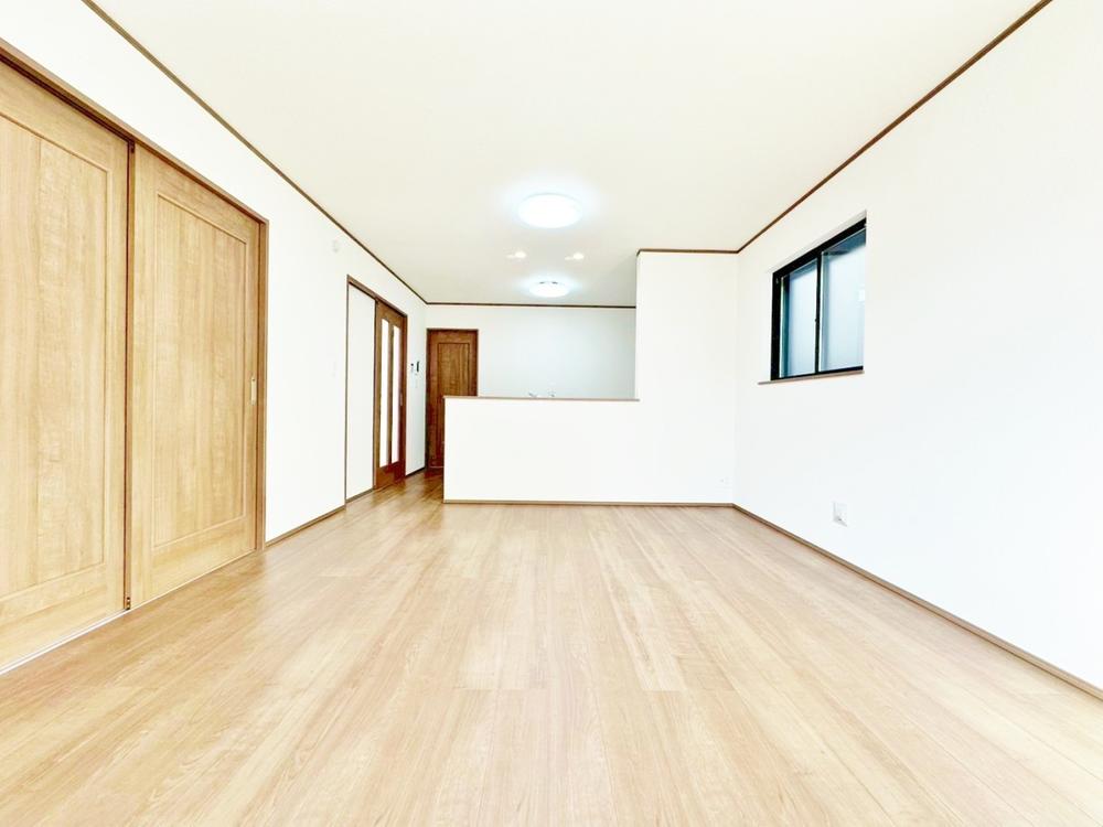 朝は爽やかな日差しを浴びながら、家族みんなでおいしい朝食。昼下がりには読書やお昼寝でもしながらのんびりと過ごすひと時…。家族が集まる空間を、一番明るい空間に。