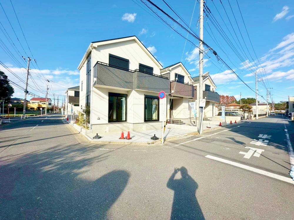 街に溶け合う美しい景観を生みだしているにも関わらず、採光や風通しを考えて設計された間取り。近隣との視線を考え、街全体で調整される窓位置。外観だけでなく、そこに住まうご家族の心地よさを最優先しました。