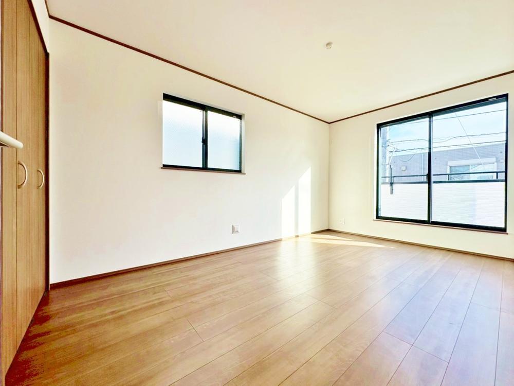 大きな窓からたっぷりと陽光が注がれる明るい空間。家族の成長に対応できる永住仕様の間取り。一日の疲れを癒やしてくれる、時を忘れて過ごせる空間。