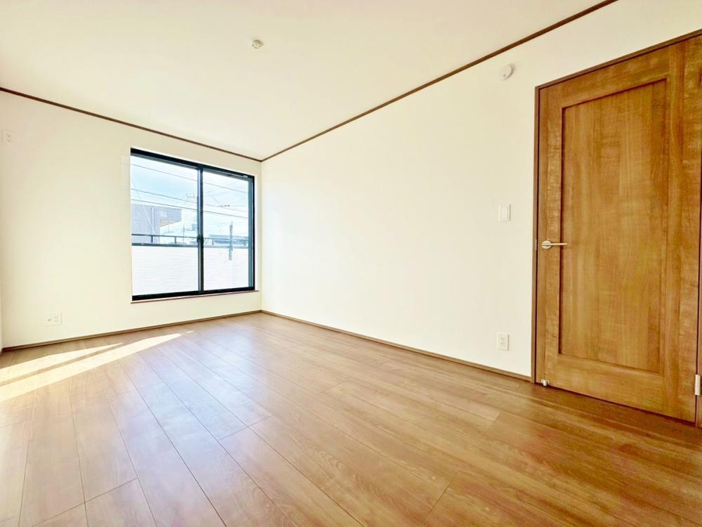 お子様の心と身体を見守る子供部屋として、思春期のプライバシーを重視したり、成長に合わせて机やベットを自由にレイアウトできるようにと、小さな自立心を育むお部屋作りを見越してご覧下さい。