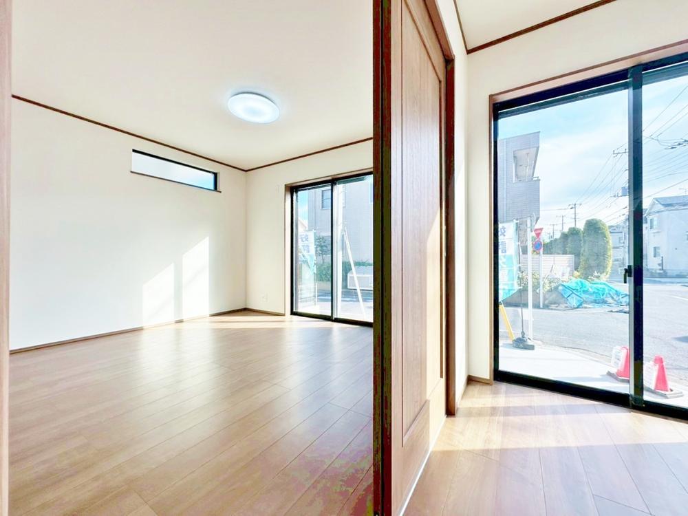 居室にはクローゼットを完備し、自由度の高い家具の配置が叶うシンプルな空間です。お子様の成長と共に必要になる子供部屋にぴったりの間取りですね。