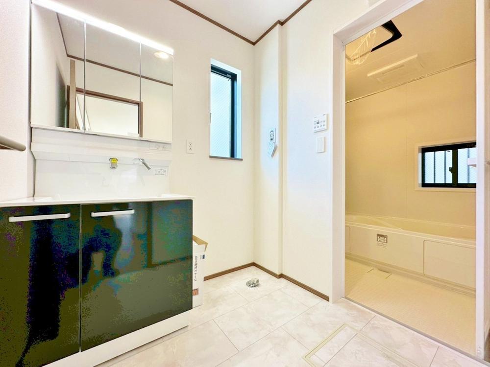 シャワー機能付きの洗面台には使いやすい横長ボウル、スマートに収まる収納と充実しています。あわただしい朝の洗面タイムに心強い設備です。