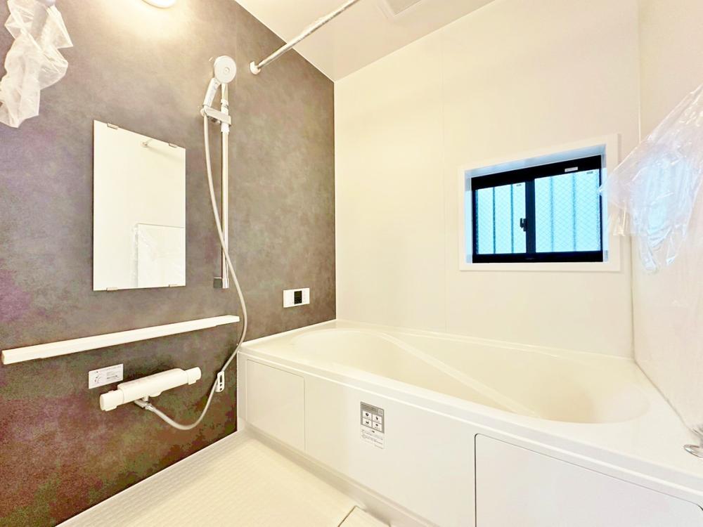 １日の疲れを癒すユニットバス。柔らかな曲線で構成された半身浴も楽しめるバスタブが心地よさをもたらします。