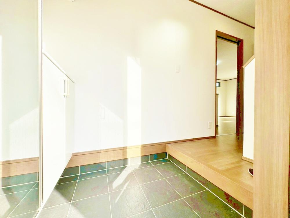 人を迎え入れる最初の場所だからこそ、清潔感があり纏まった空間にして頂ける様にゆとりあるシューズボックスを設置しました。おでかけの時も帰った時も、「我が家」を最初に感じでもらえる素敵な空間に。