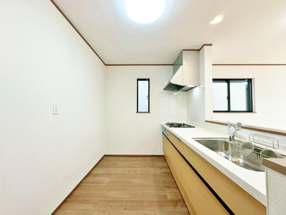 システムキッチンの収納は、デッドスペースになりやすいキャビネット内を有効活用できる、スライド式収納を採用しました。また、シンクとカウンターは隙間なく接合され、お手入れ簡単。