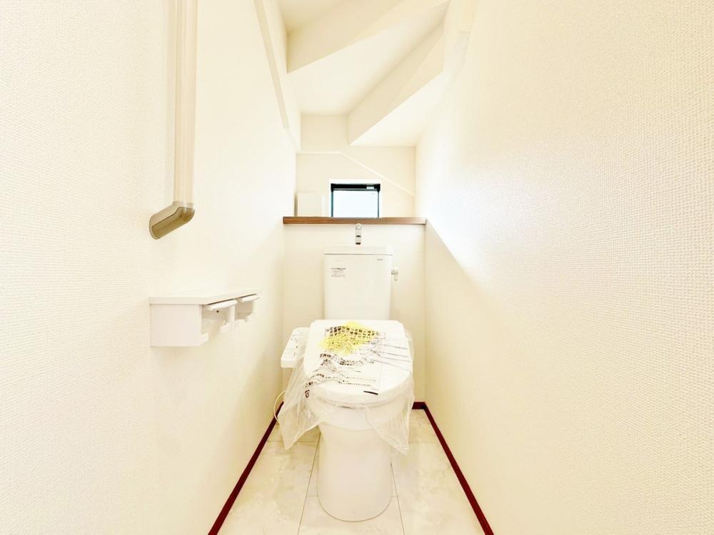 清潔感あるクロスと温もり溢れるモダンカラーの床材が見事に調和した本邸宅は、毎日の生活を少しでも快適に過ごして頂ける様に落ち着いた雰囲気作りから行っています。