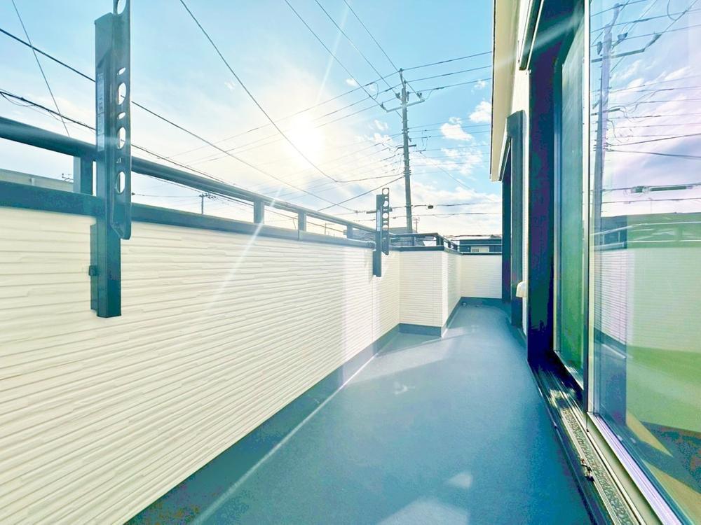 頬をなでる優しい風を感じることが出来るバルコニー。つい深呼吸をしたくなる気持ちの良い眺望はこのお部屋の自慢です。もちろんお洗濯物を干すスペースとしても十分な広さがあります。