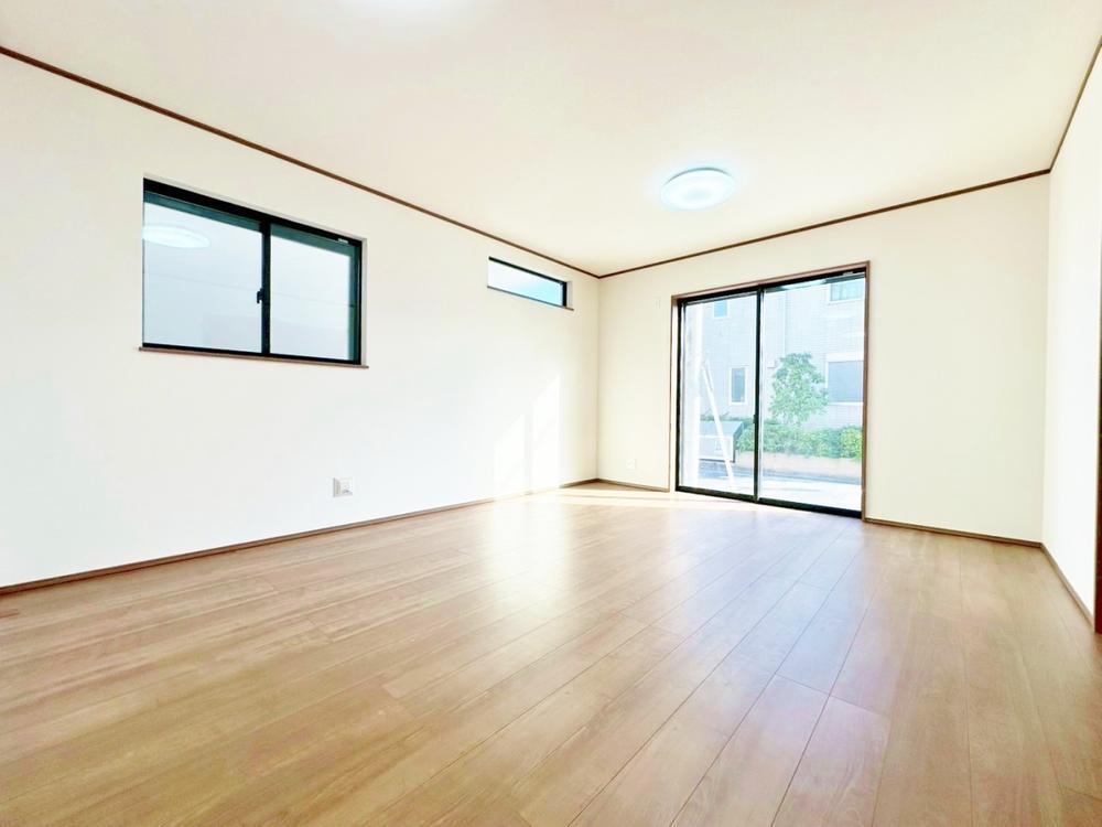 インティメイトなくつろぎを愉しむリビングルームはひそやかな憩いの場となります。リビングとダイニング、2つの空間機能を活かし、巧みに使い分ける発想が、ライフスタイルに新しいゆとりをもたらします。