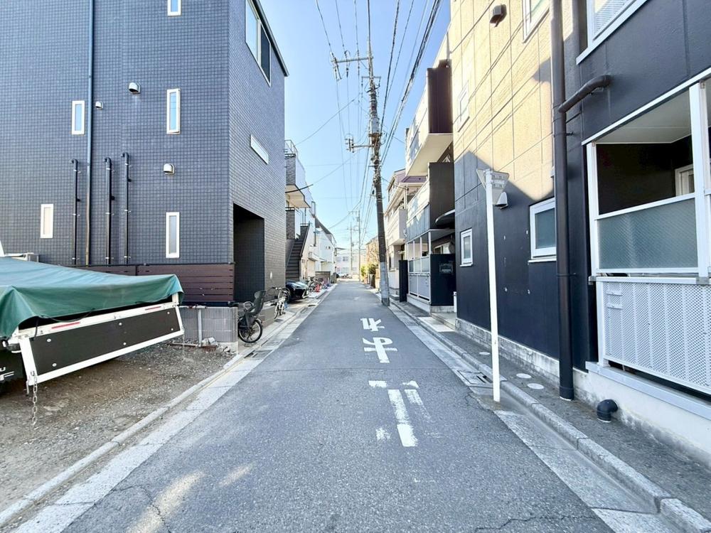 周辺環境とのコラボレーションにより明るく開放的な空間を演出しております。