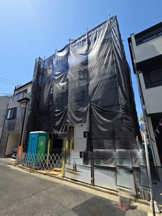 【完成予想パース】無垢でモダンな外観と内装は、明るい陽光に映え、心地よく健やかな毎日を楽しむ暮らし方をデザインしました。