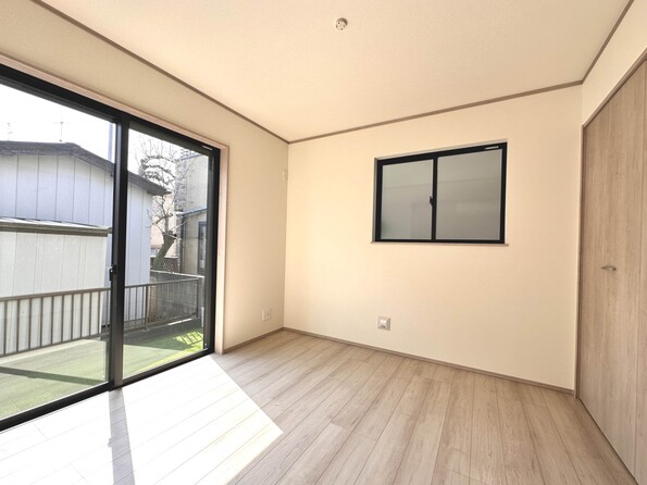 2号棟【居室5.25帖】柔らかな陽光とフローリングの色味が調和した快適な空間。