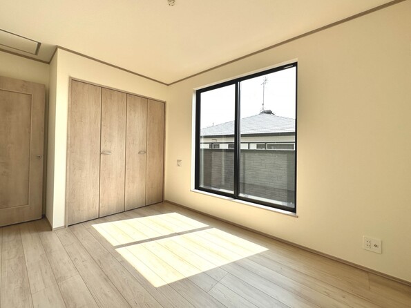 1号棟【居室6帖】柔らかな陽光とフローリングの色味が調和した快適な空間