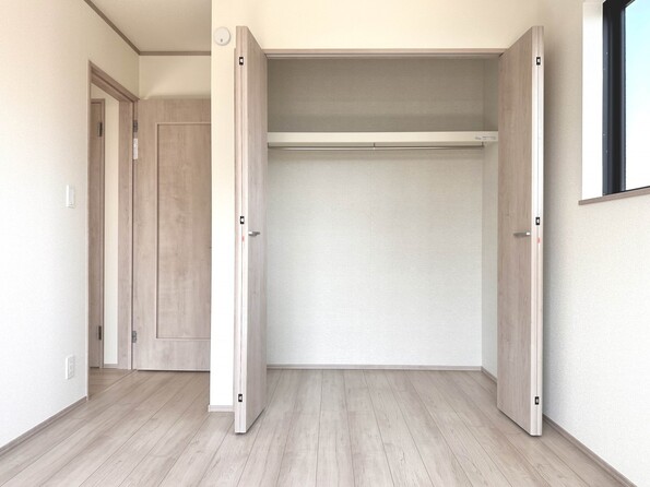 1号棟【収納 居室6.5帖】各部屋を最大限に広く使って頂ける様、全居住スペースに収納付。プライベートルームはゆったりと快適に。